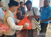 Baznas Papua Serahkan 420 Paket Bahan Pokok Bagi OAP Non-Muslim
