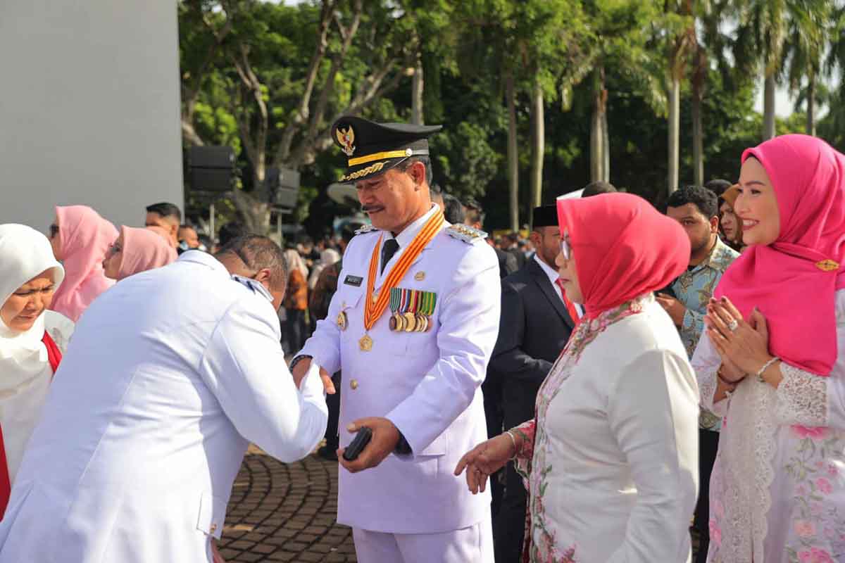 Ayah Anak bertemu ayah di istana