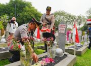 Kapolri Ziarah ke Makam BJ Habibie hingga Hoegeng