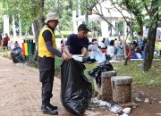 Polisi Bersihkan Sampah Usai Upacara HUT Bhayangkara ke-79 di Monas
