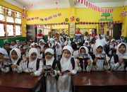 Satu Tahun Danantara, Pertamina Patra Niaga Bagikan 2.000 Paket Sekolah Bagi Anak Papua
