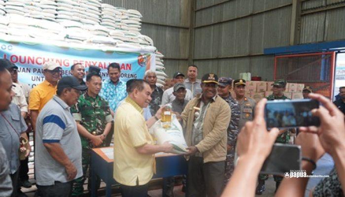 Bupati Fakfak Salurkan Beras dan Minyak Goreng: Minta Daftar Penerima Dipajang