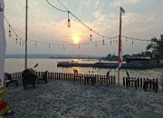 Senja yang Menembus Kabut Asap di Teluk Doreri