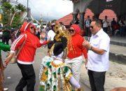 Momen Hangat Bupati Fakfak dan Bunda PAUD Menari Bareng Anak TK di Karnaval Kemerdekaan
