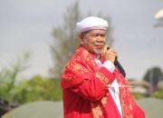 KH Munawir Aseli Hibur Warga Fakfak dan Serahkan Tiket Umroh untuk Jurnalis Hingga Tokoh Agama