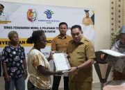 Serahkan NIB Kepada 400 Pelaku UMKM, Bupati Samaun Dahlan Apresiasi Inovasi DPMPTSP Fakfak
