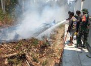 Kebakaran Lahan di Angresi, Babinsa dan Warga Bergerak Cepat Padamkan Api