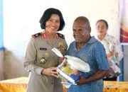 Polwan Polda Papua Barat Bagikan 200 Paket Sembako untuk Warga Aipiri
