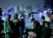 Babinsa Kodim Manokwari  Bantu Padamkan Kebakaran Rumah Warga