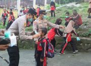 Imbas Kabut Asap Karhutla, Polres Fakfak Bagikan Masker dan Imbau Warga Waspada