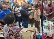 Papuadalamberita.com Dapat Sepeda, Pelajar SMK Kebagian Baju Noken dari Gubernur