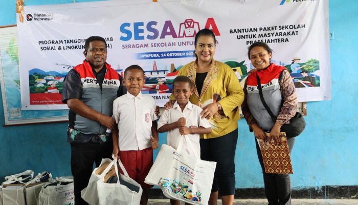 Pertamina Salurkan Perlengkapan Sekolah untuk Murid di Sentani