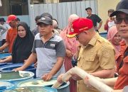 Kekeringan Melanda Fakfak, Bupati Samaun Dahlan Terjun Langsung ke Warga Salur Air Bersih