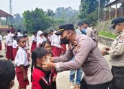 Antisipasi Dampak Asap Karhutla, Polsek Fakfak Bagikan Masker ke Warga dan Pelajar