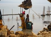 Abaikan Peringatan Warga, Excavator Rp5,5 Miliar Tercebur di Proyek Koperasi Nelayan Fakfak