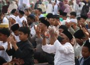 Wujud Kebersamaan Polri dan Warga, Polres Fakfak Kawal dan Ikuti Sholat Istisqa
