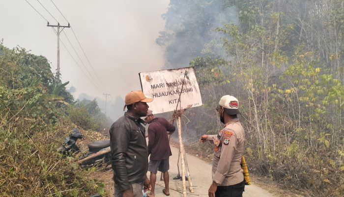 Respons Cepat Polsek Kokas, Palang Jalan Kayauni Dikeluarkan, Aspirasi Karhutla Diteruskan ke Pemda