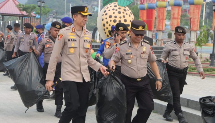 Lewat Green Policing, Kapolres Fakfak Pimpin Aksi Bersih Sampah Darat hingga Perairan